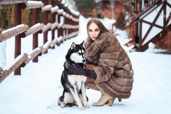 девушка в шубе с собакой