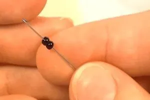 Булавка из бисера.