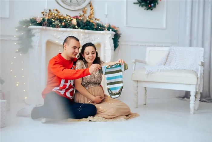 новорічна фотосесія вагітних із чоловіком