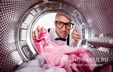 Полинявшие цветные вещи отстирать сложнее, чем аналогичные белые
