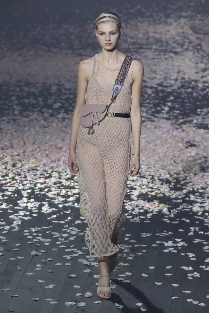 Современное бежевое платье-сетка от Christian Dior