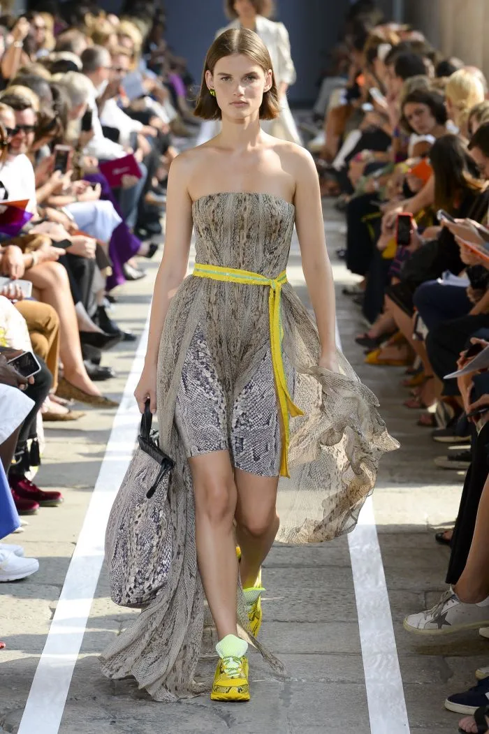 Современное бежево-бежевое платье с животным принтом в Blumarine