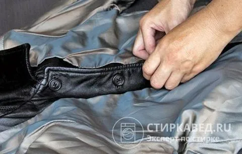 Перед стиркой куртку нужно вывернуть наизнанку и полностью застегнуть