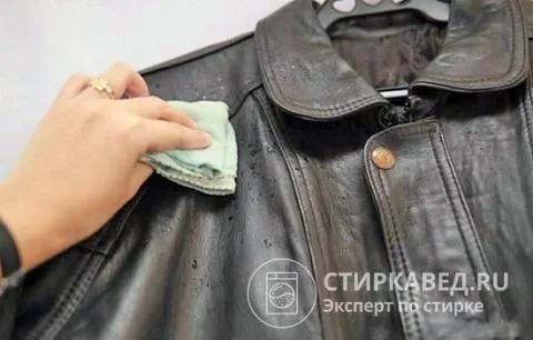 Чистка кожаной куртки влажной тканевой салфеткой
