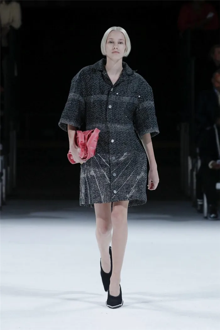 Пальто весна/лето 2022 из коллекции Bottega Veneta
